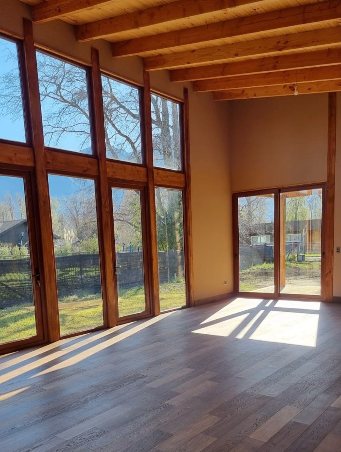 Casa con hermosos ventanales en venta - Foto 3