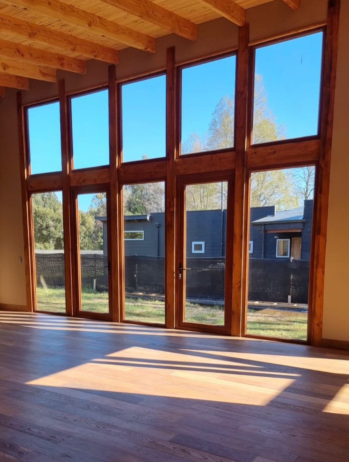 Casa con hermosos ventanales en venta - Foto 4